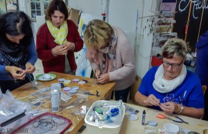 Frauen beim Kettenbasteln