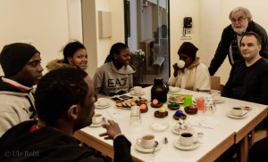 Gruppe am Kaffeetisch