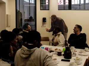 Neuigkeiten austauschen